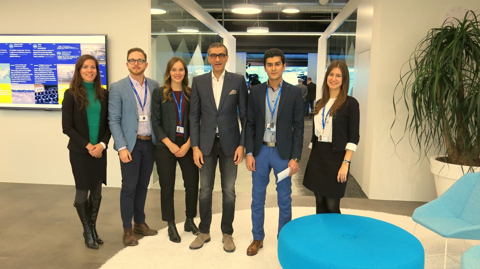 مهدی صیادی همراه با Rajeev Suri، مدیرعامل وقت نوکیا، و جمعی از استعدادهای جوان نوکیا در دفتر مرکزی اسپو