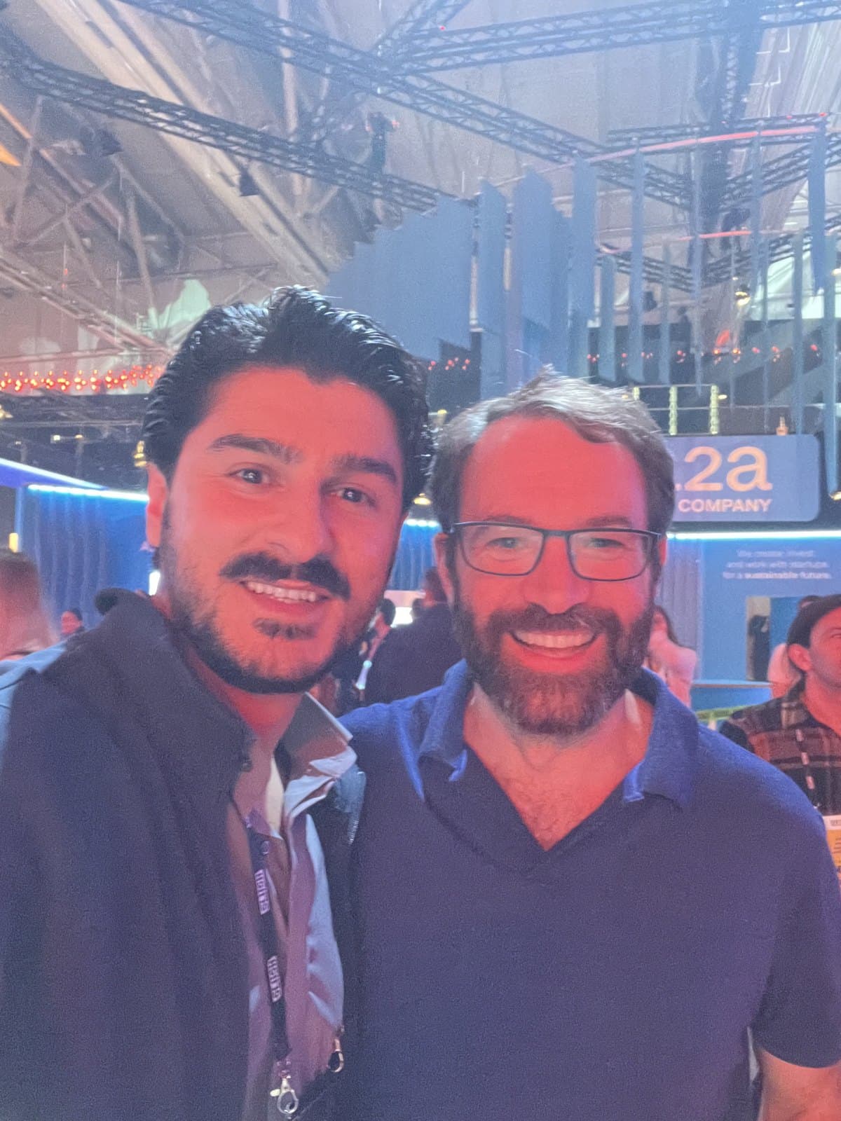 مهدی صیادی همراه با Cal Henderson، هم‌بنیان‌گذار Slack، در یک رویداد استارتاپی در فنلاند
